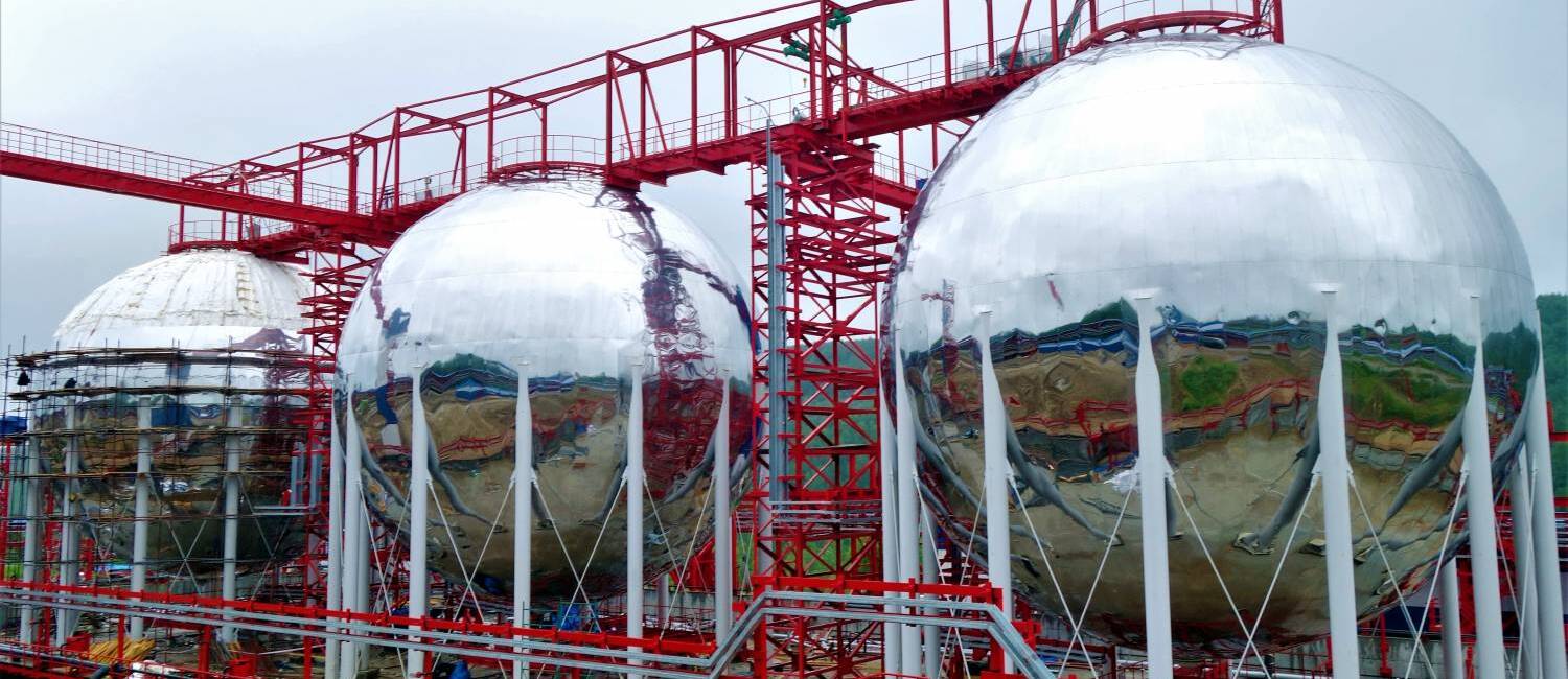 Spherical tanks at liquid ammonia storage are under installation